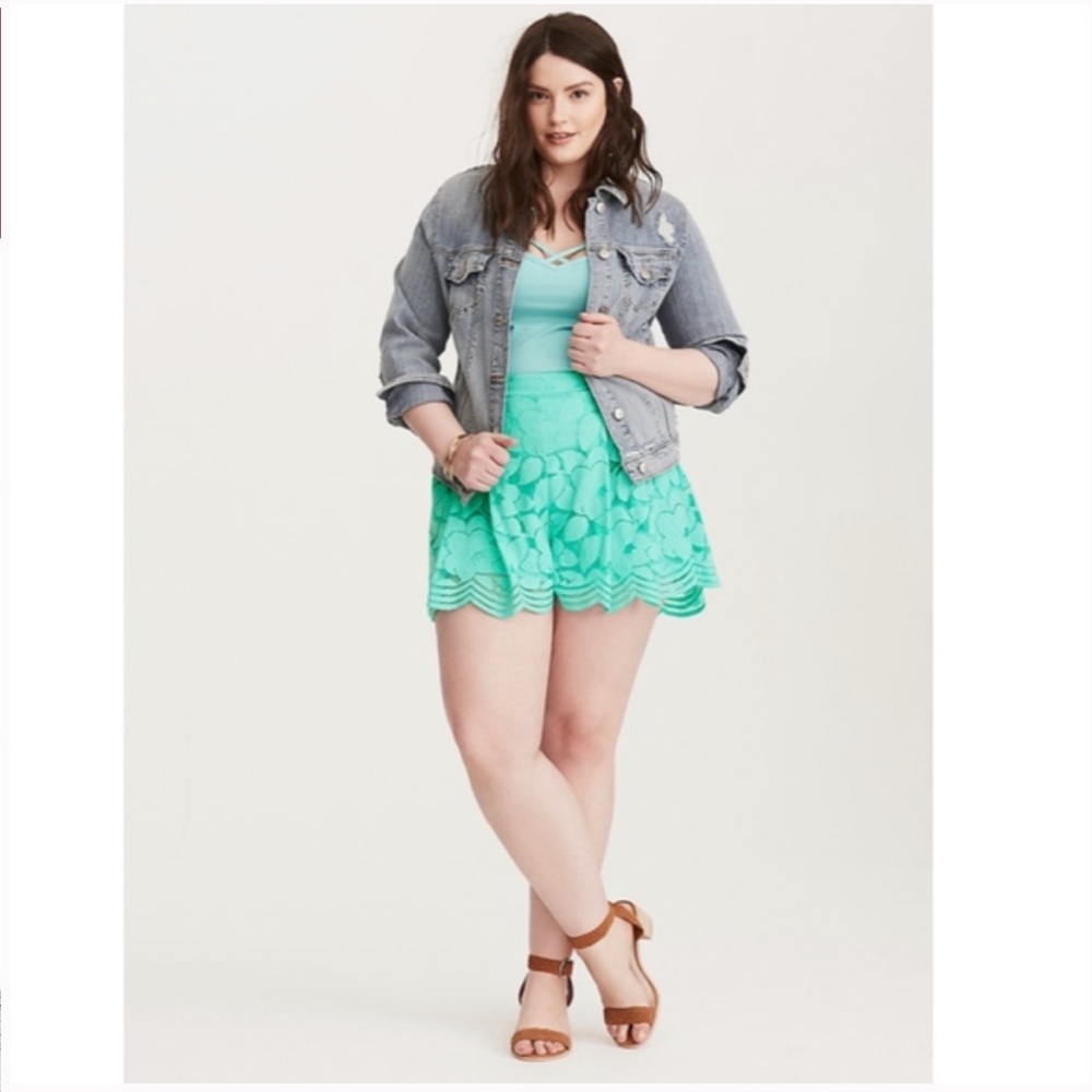 FLOWY LACE SHORTS